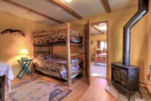 bunk beds, childs' bedroom