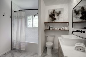 upper level full bathroom